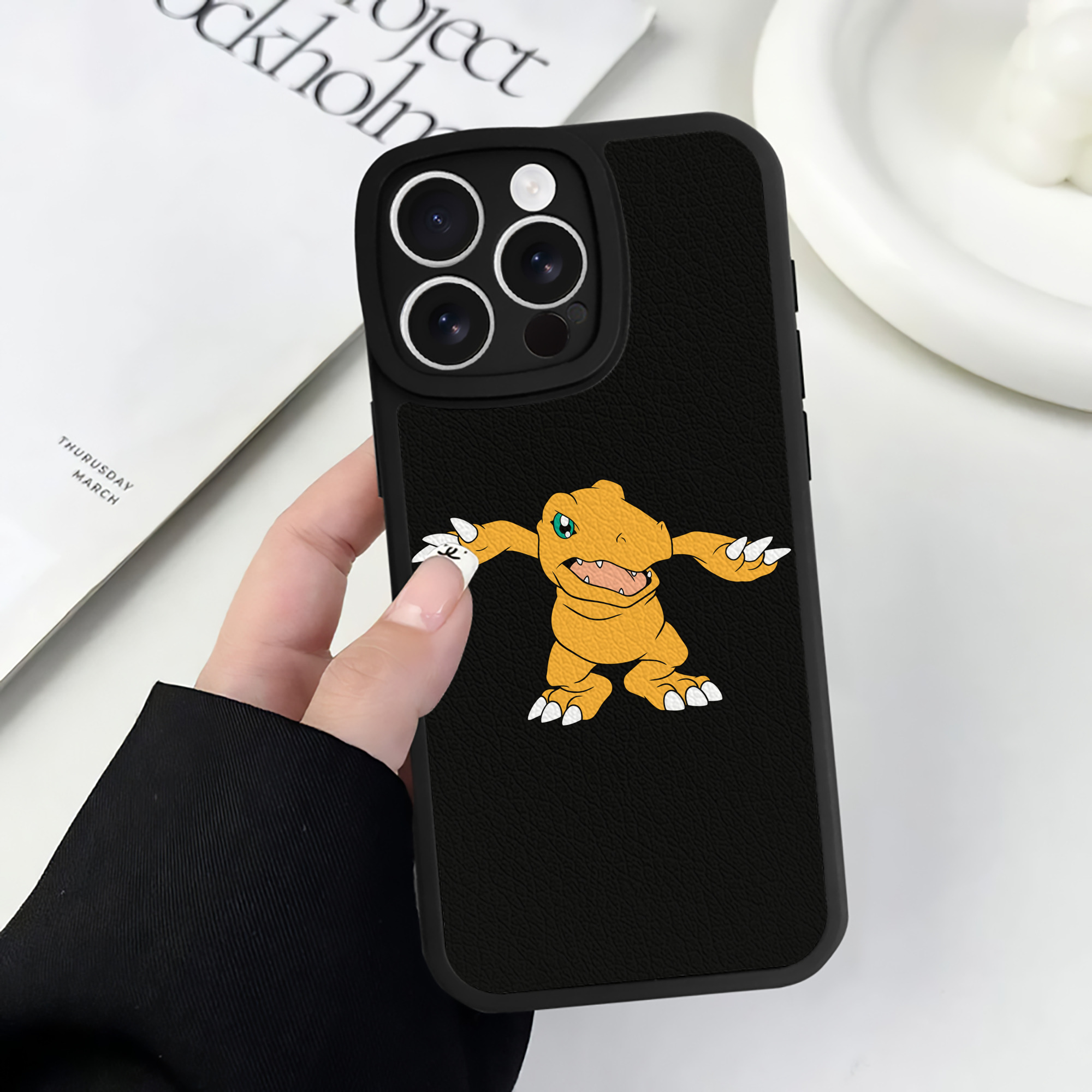 （画像用） Digimon デジタルモンスター/デジモン 【iPhone 16シリーズ対応】シリコンスマホケース（レザー調） 材質：シリコン